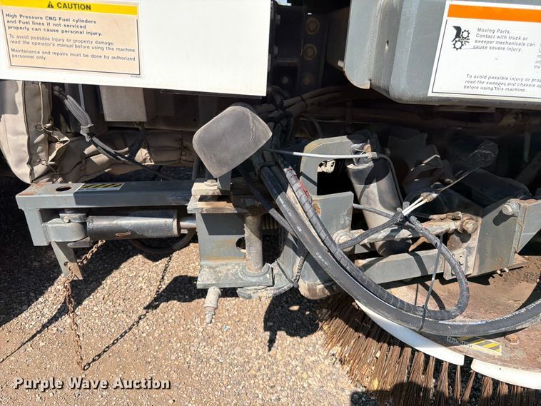 image for item FK4570 2009 UD UD3300 street sweeper truck