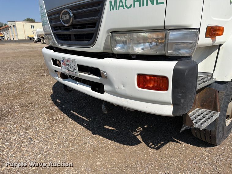 image for item FK4570 2009 UD UD3300 street sweeper truck