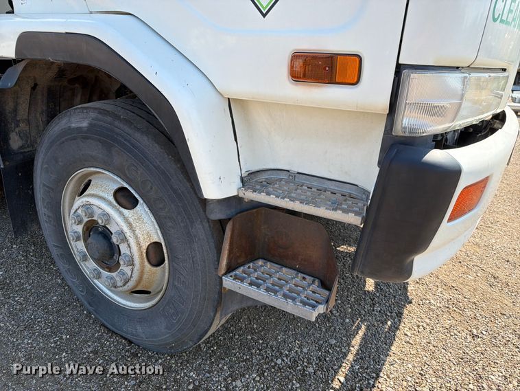 image for item FK4570 2009 UD UD3300 street sweeper truck