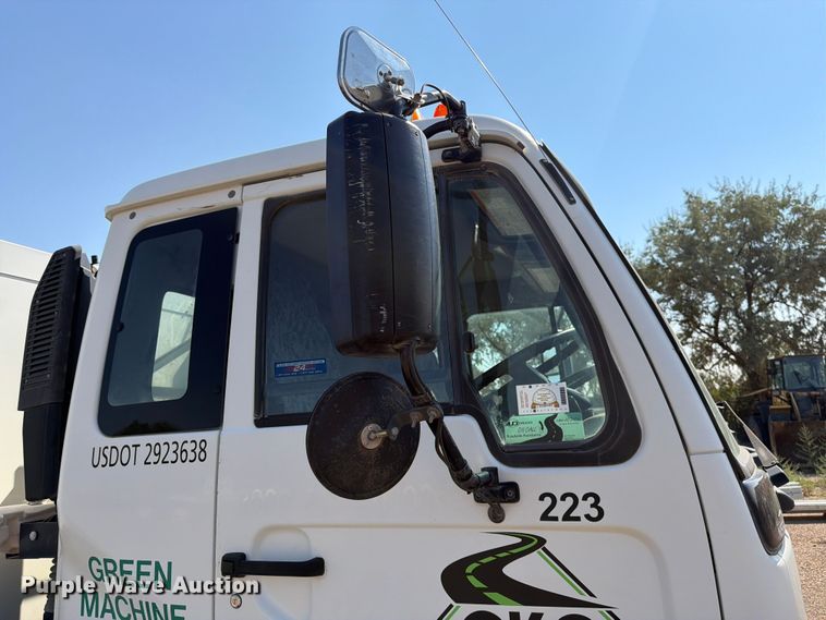 image for item FK4570 2009 UD UD3300 street sweeper truck