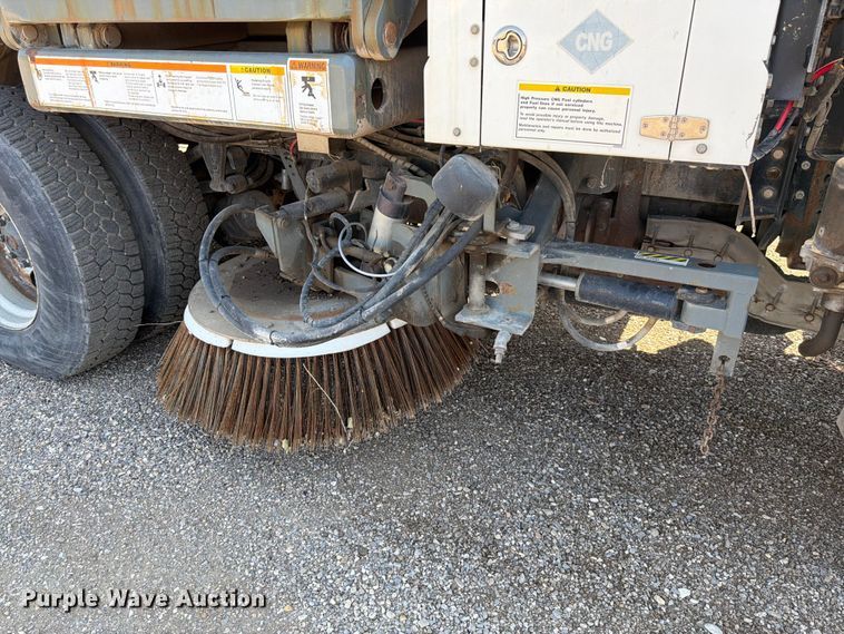 image for item FK4570 2009 UD UD3300 street sweeper truck
