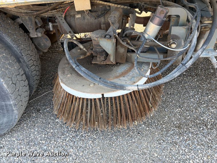 image for item FK4570 2009 UD UD3300 street sweeper truck