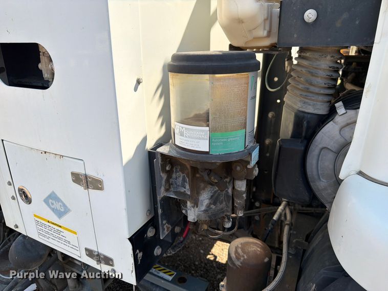 image for item FK4570 2009 UD UD3300 street sweeper truck