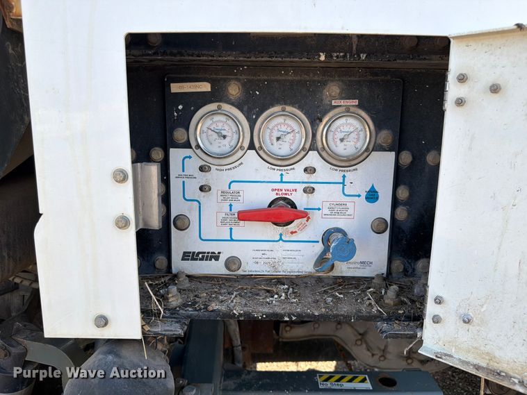 image for item FK4570 2009 UD UD3300 street sweeper truck