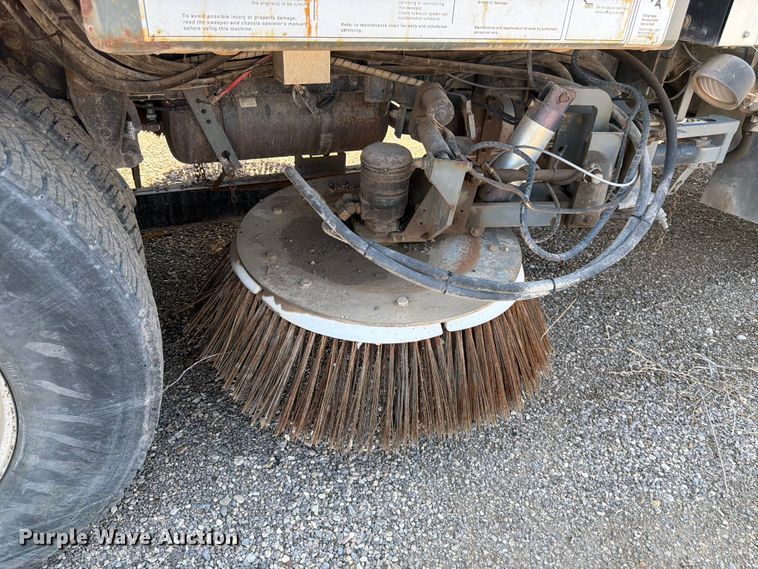 image for item FK4570 2009 UD UD3300 street sweeper truck