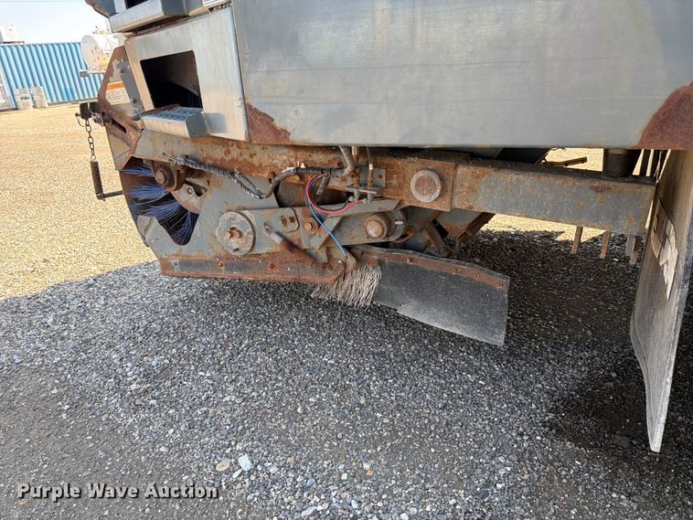 image for item FK4570 2009 UD UD3300 street sweeper truck