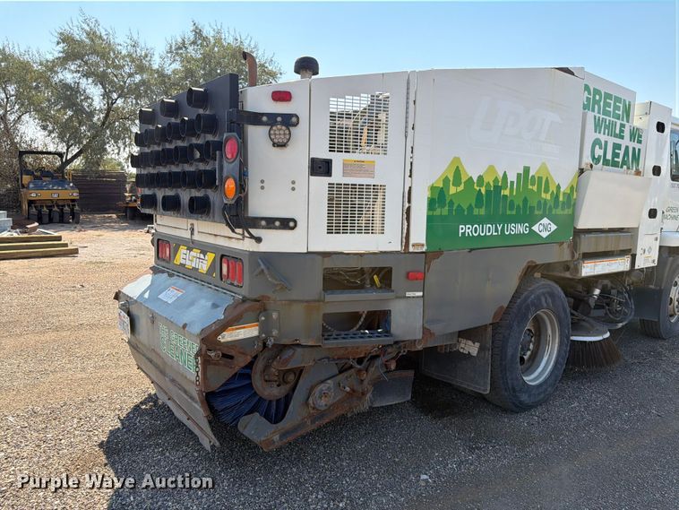 image for item FK4570 2009 UD UD3300 street sweeper truck
