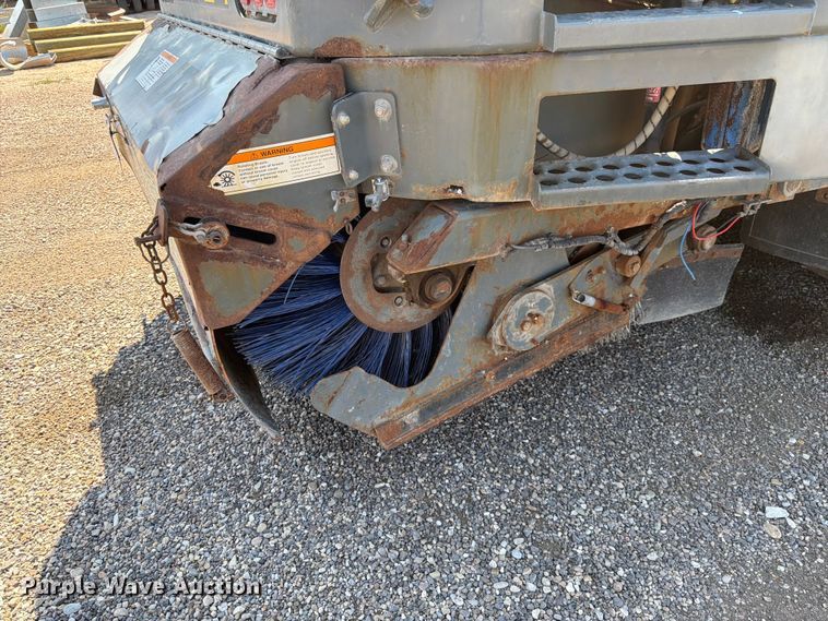 image for item FK4570 2009 UD UD3300 street sweeper truck