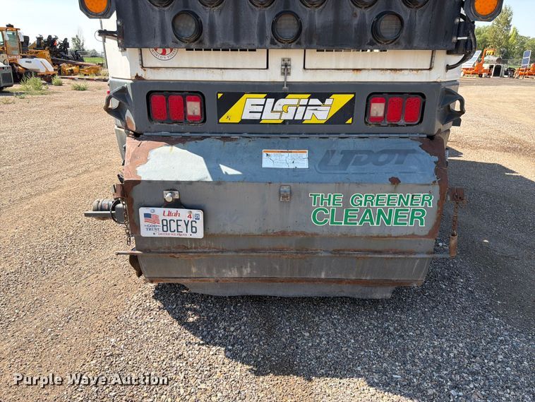 image for item FK4570 2009 UD UD3300 street sweeper truck
