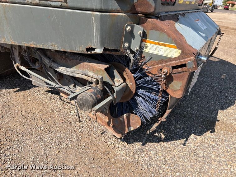 image for item FK4570 2009 UD UD3300 street sweeper truck
