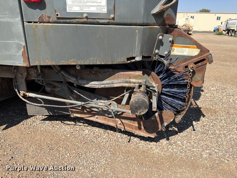 image for item FK4570 2009 UD UD3300 street sweeper truck