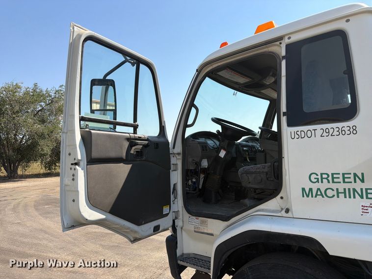 image for item FK4570 2009 UD UD3300 street sweeper truck