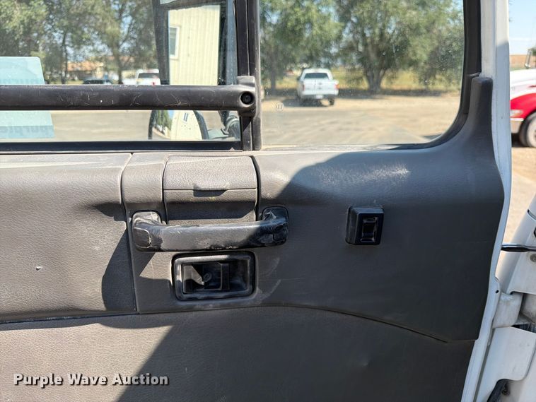 image for item FK4570 2009 UD UD3300 street sweeper truck