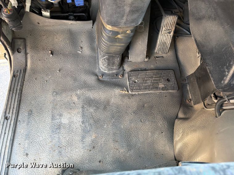 image for item FK4570 2009 UD UD3300 street sweeper truck