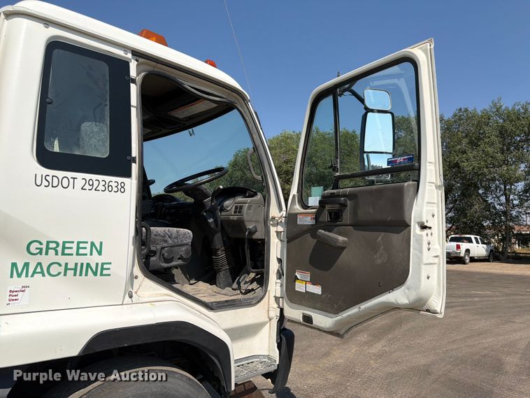 image for item FK4570 2009 UD UD3300 street sweeper truck