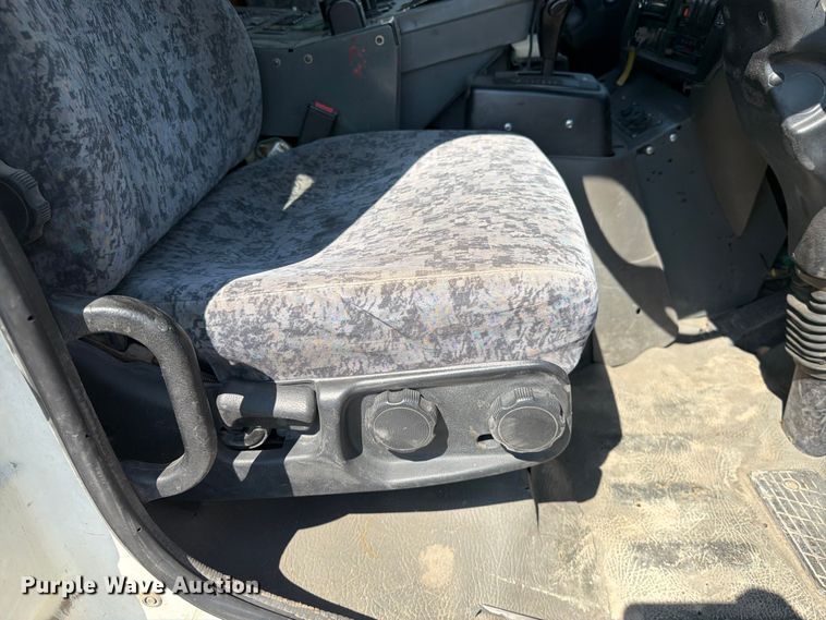 image for item FK4570 2009 UD UD3300 street sweeper truck