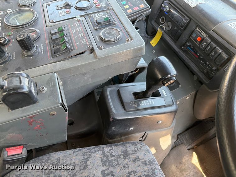 image for item FK4570 2009 UD UD3300 street sweeper truck