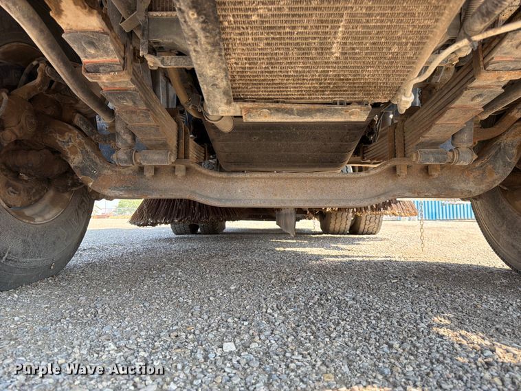 image for item FK4570 2009 UD UD3300 street sweeper truck