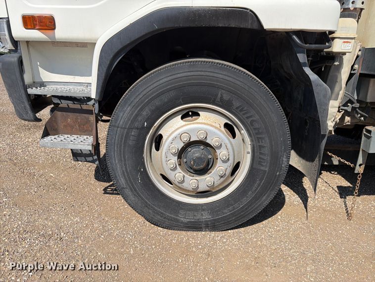 image for item FK4570 2009 UD UD3300 street sweeper truck