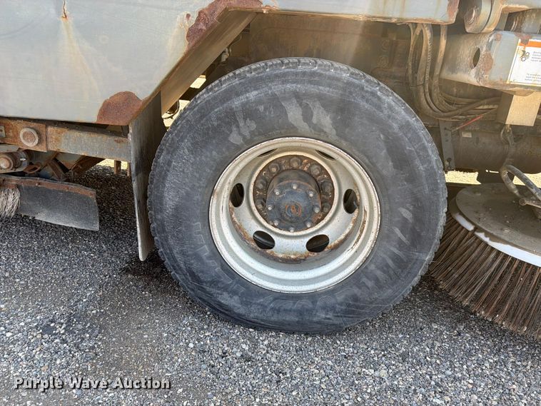 image for item FK4570 2009 UD UD3300 street sweeper truck