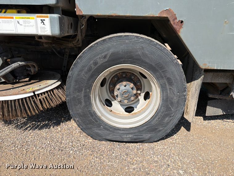 image for item FK4570 2009 UD UD3300 street sweeper truck