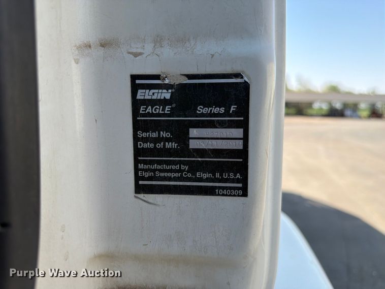 image for item FK4570 2009 UD UD3300 street sweeper truck