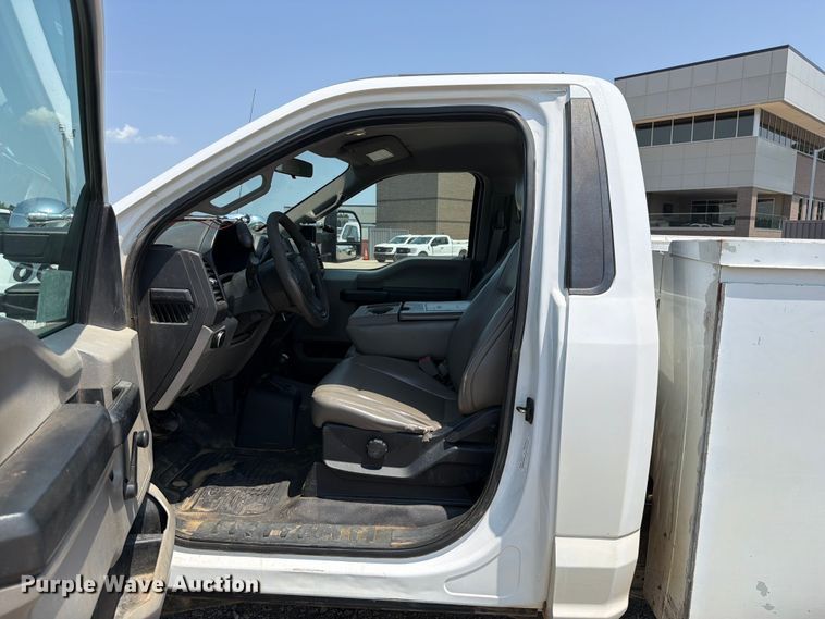 image for item FK5038 2017 Ford F250 Super Duty utility bed pickup truck