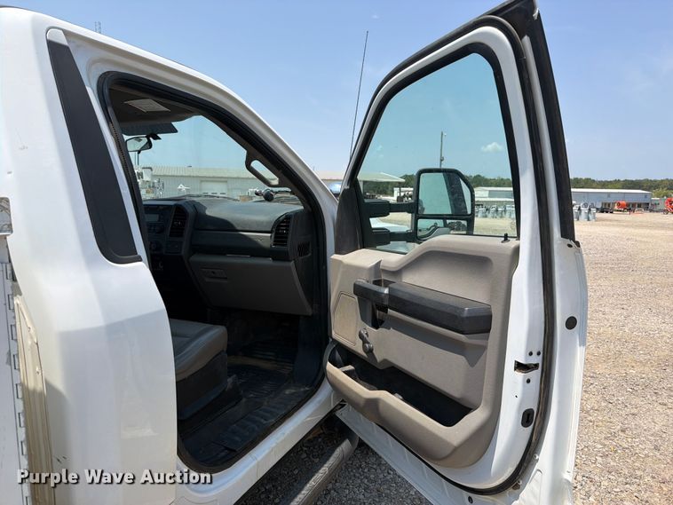 image for item FK5038 2017 Ford F250 Super Duty utility bed pickup truck