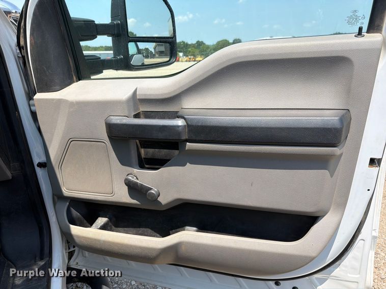 image for item FK5038 2017 Ford F250 Super Duty utility bed pickup truck