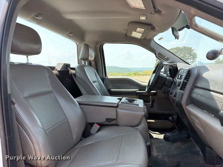 image for item FK5038 2017 Ford F250 Super Duty utility bed pickup truck