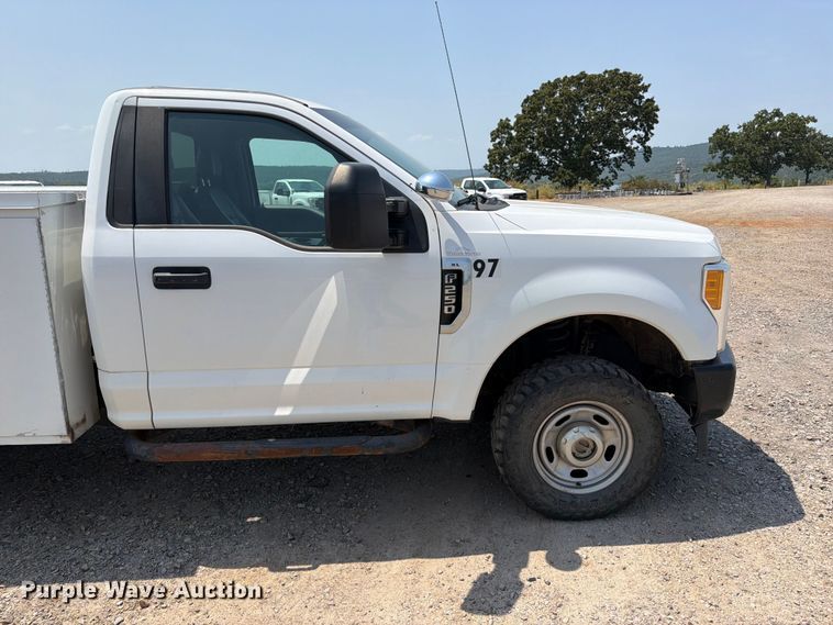 image for item FK5039 2017 Ford F250 Super Duty utility bed pickup truck