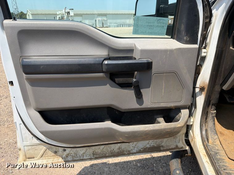 image for item FK5039 2017 Ford F250 Super Duty utility bed pickup truck