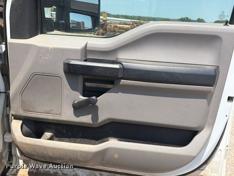 image for item FK5039 2017 Ford F250 Super Duty utility bed pickup truck