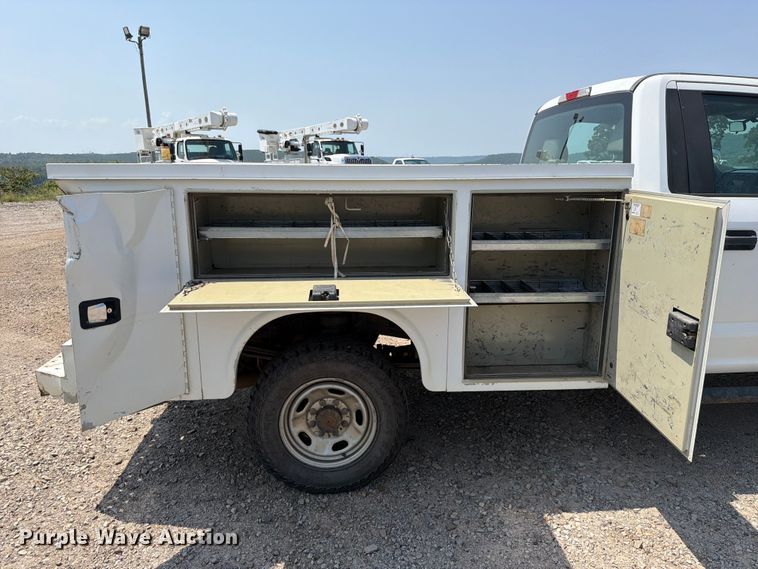 image for item FK5040 2017 Ford F250 Super Duty utility bed pickup truck