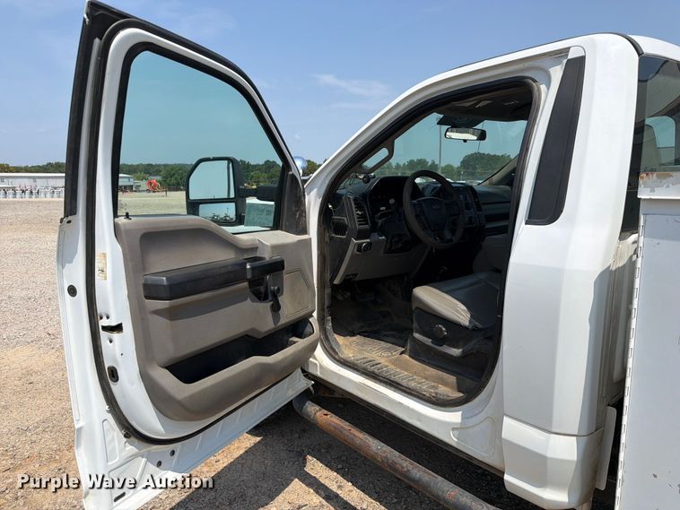 image for item FK5040 2017 Ford F250 Super Duty utility bed pickup truck