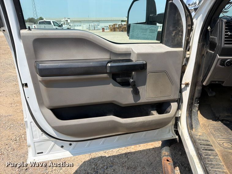 image for item FK5040 2017 Ford F250 Super Duty utility bed pickup truck