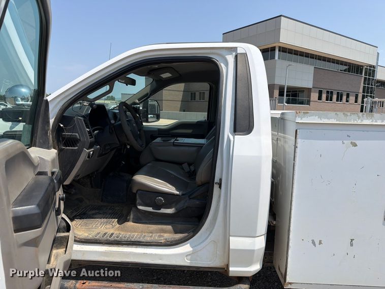 image for item FK5040 2017 Ford F250 Super Duty utility bed pickup truck