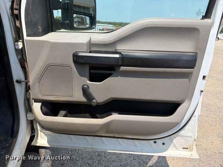 image for item FK5040 2017 Ford F250 Super Duty utility bed pickup truck