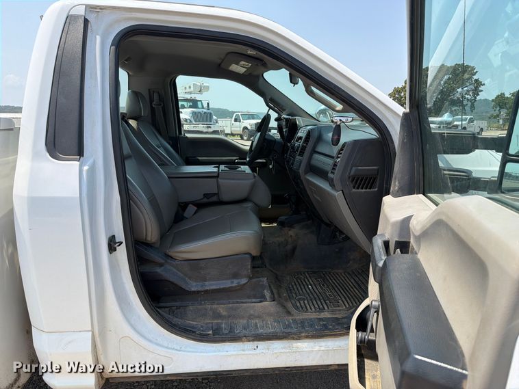 image for item FK5040 2017 Ford F250 Super Duty utility bed pickup truck
