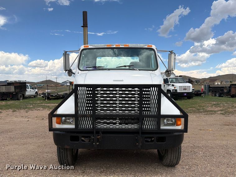 image for item FM7617 2001 International 8100 truck cab and chassis
