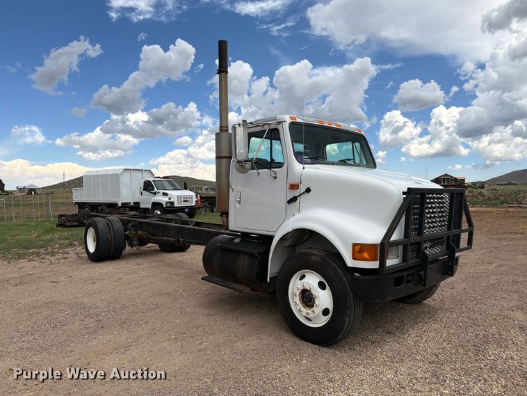 image for item FM7617 2001 International 8100 truck cab and chassis