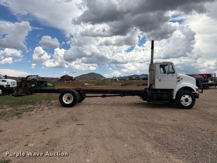 image for item FM7617 2001 International 8100 truck cab and chassis