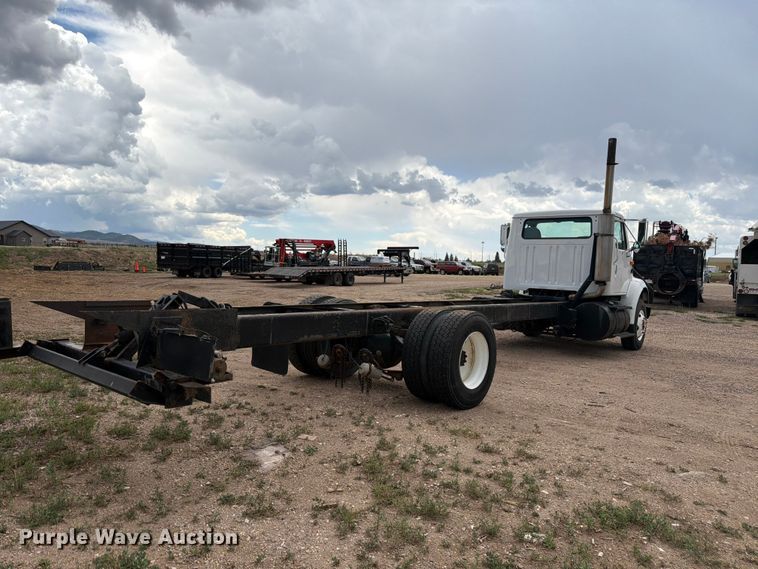 image for item FM7617 2001 International 8100 truck cab and chassis