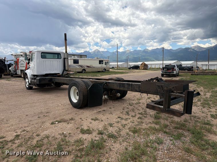image for item FM7617 2001 International 8100 truck cab and chassis