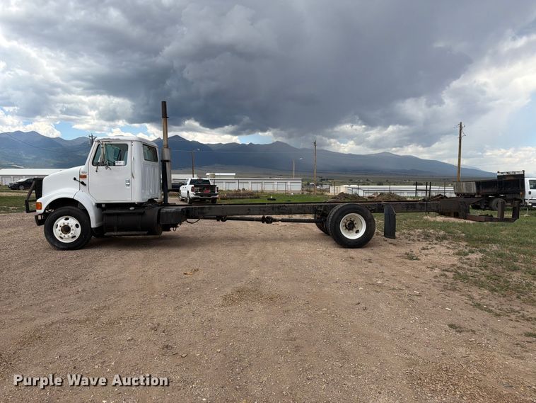 image for item FM7617 2001 International 8100 truck cab and chassis