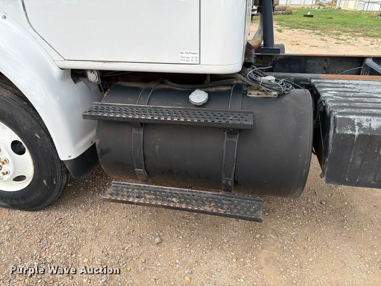 image for item FM7617 2001 International 8100 truck cab and chassis
