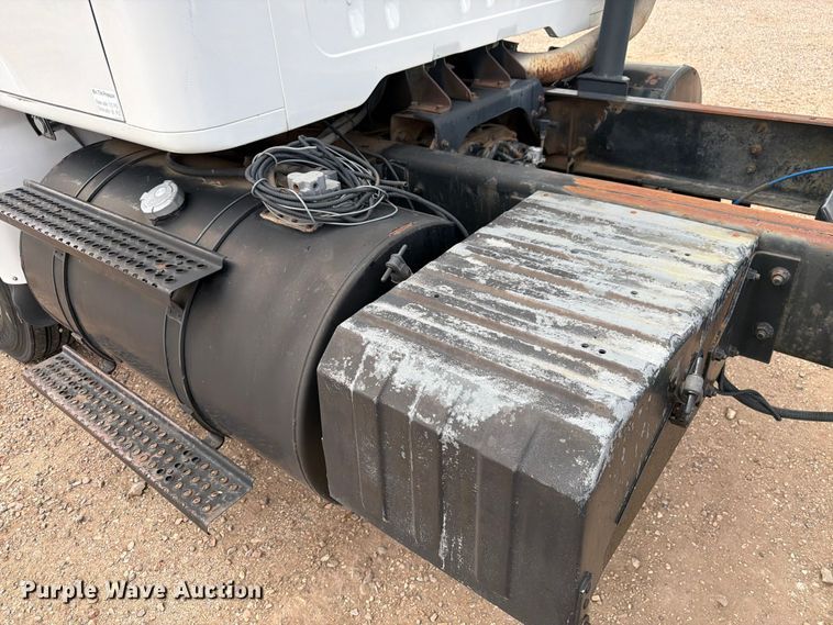 image for item FM7617 2001 International 8100 truck cab and chassis