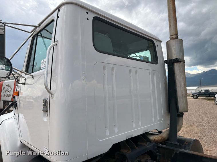 image for item FM7617 2001 International 8100 truck cab and chassis
