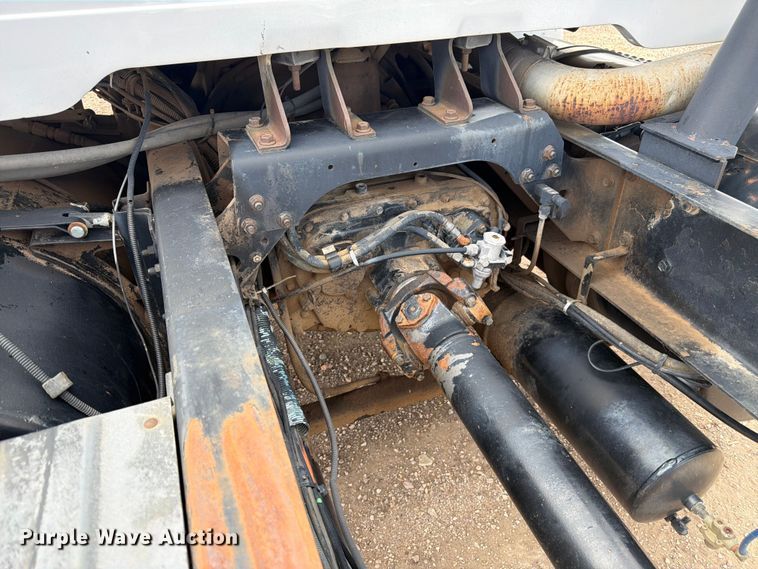 image for item FM7617 2001 International 8100 truck cab and chassis