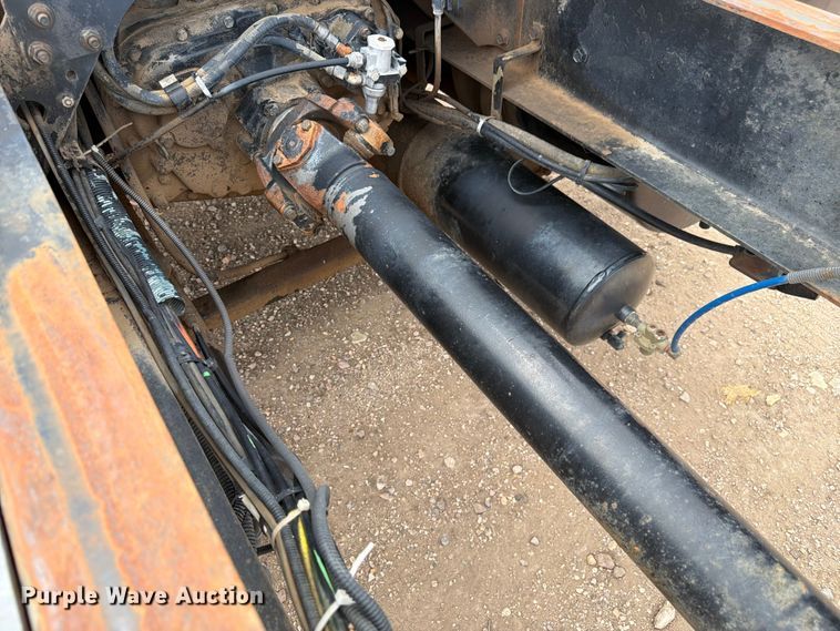 image for item FM7617 2001 International 8100 truck cab and chassis
